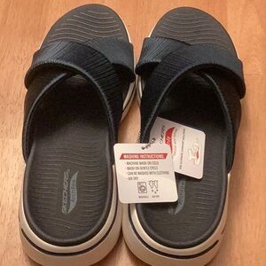 Sketchers Go walk Archfit sandal, size 8M, Navy blue